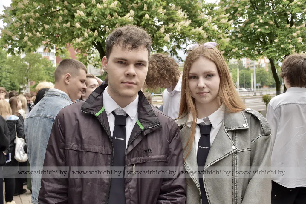 Выпускники средней школы № 11 имени М. М. Бахтина Антон Романов и Ксения Кезик 
