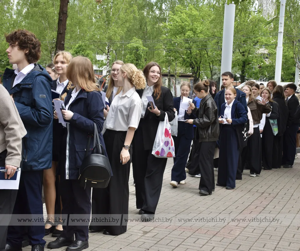 В Витебске сегодня несколько тысяч абитуриентов сдают первый ЦЭ и первое ЦТ