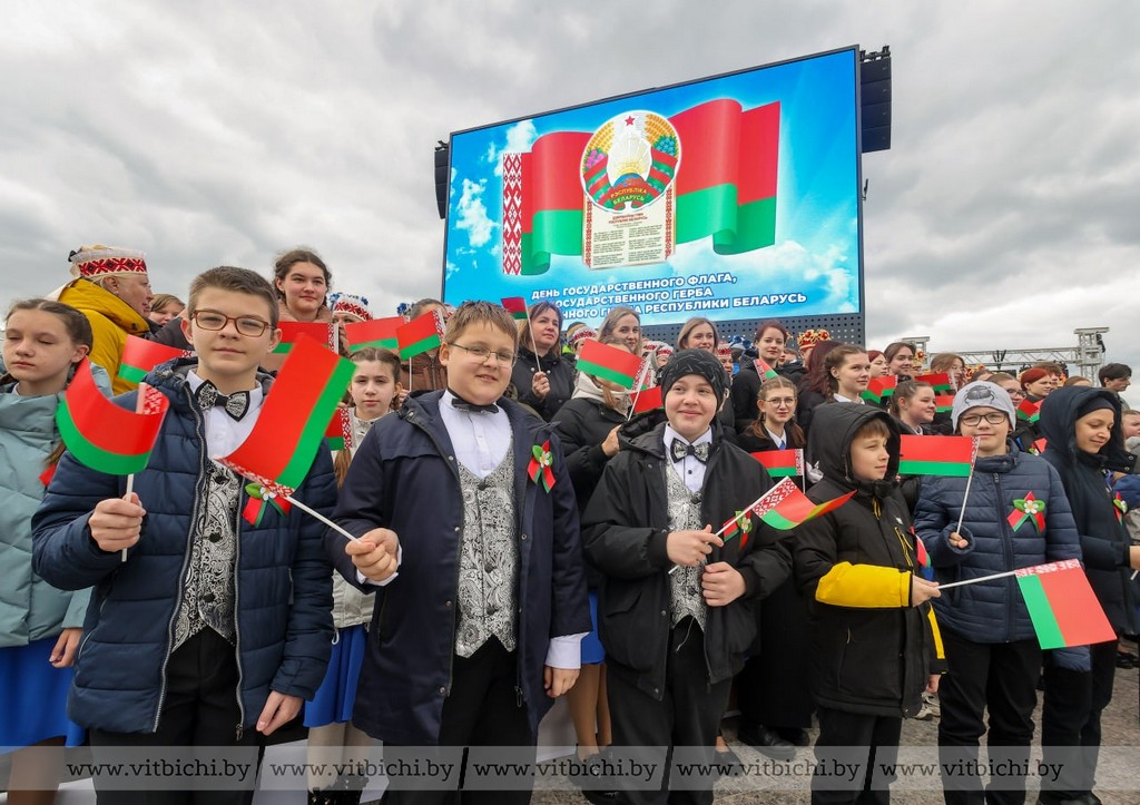 В Витебске торжественно открыли площадь Флага и Герба В Витебске торжественно открыли площадь Флага и Герба