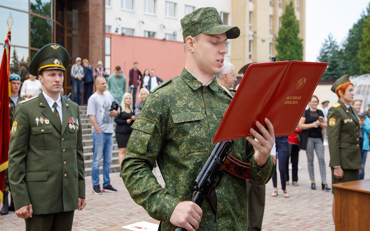 Принятие присяги рф. Военная присяга. Присяга солдата. Присяга на военной кафедре. Принятие военной присяги.