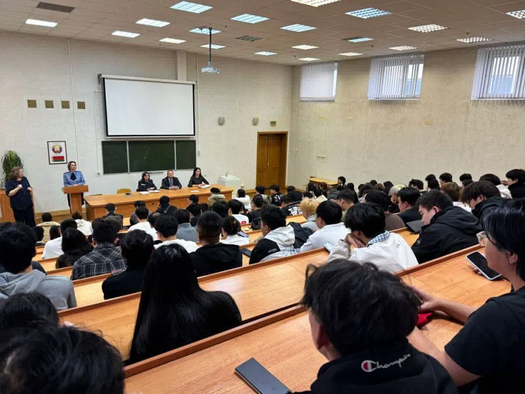 Сотрудники УВД Витебского облисполкома провели профилактическую встречу с иностранными студентами Сотрудники УВД Витебского облисполкома провели профилактическую встречу с иностранными студентами