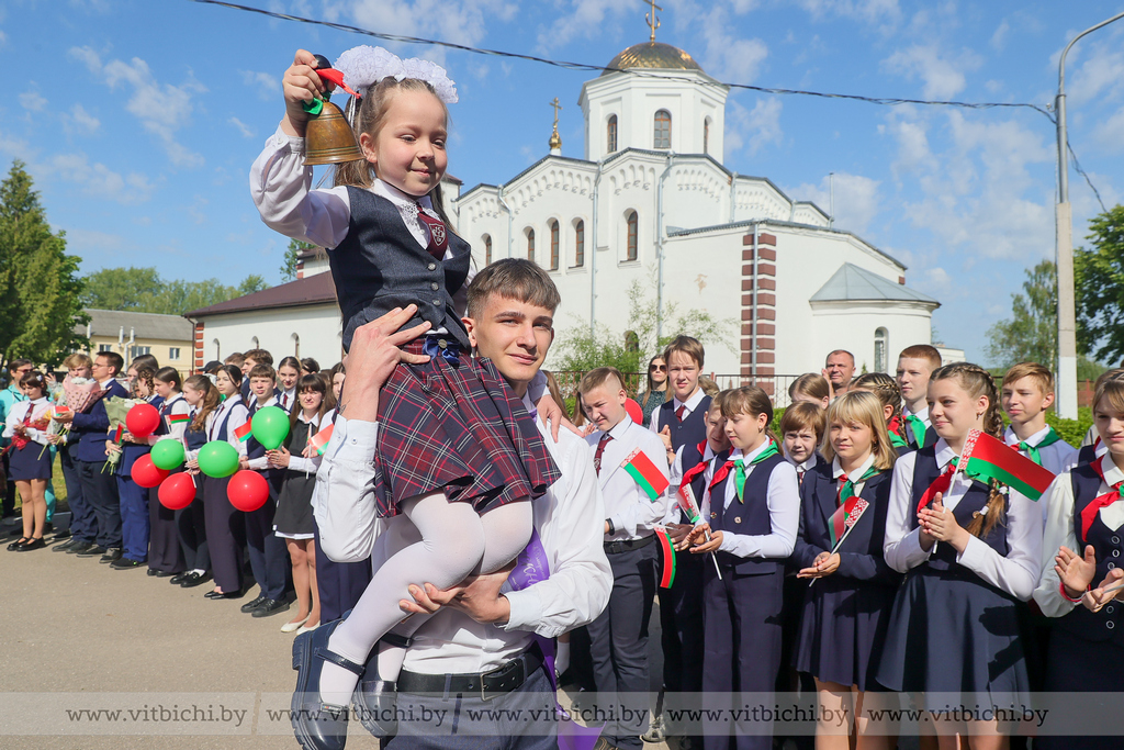 Последний звонок для выпускников прозвенит завтра на площади Победы в Витебске