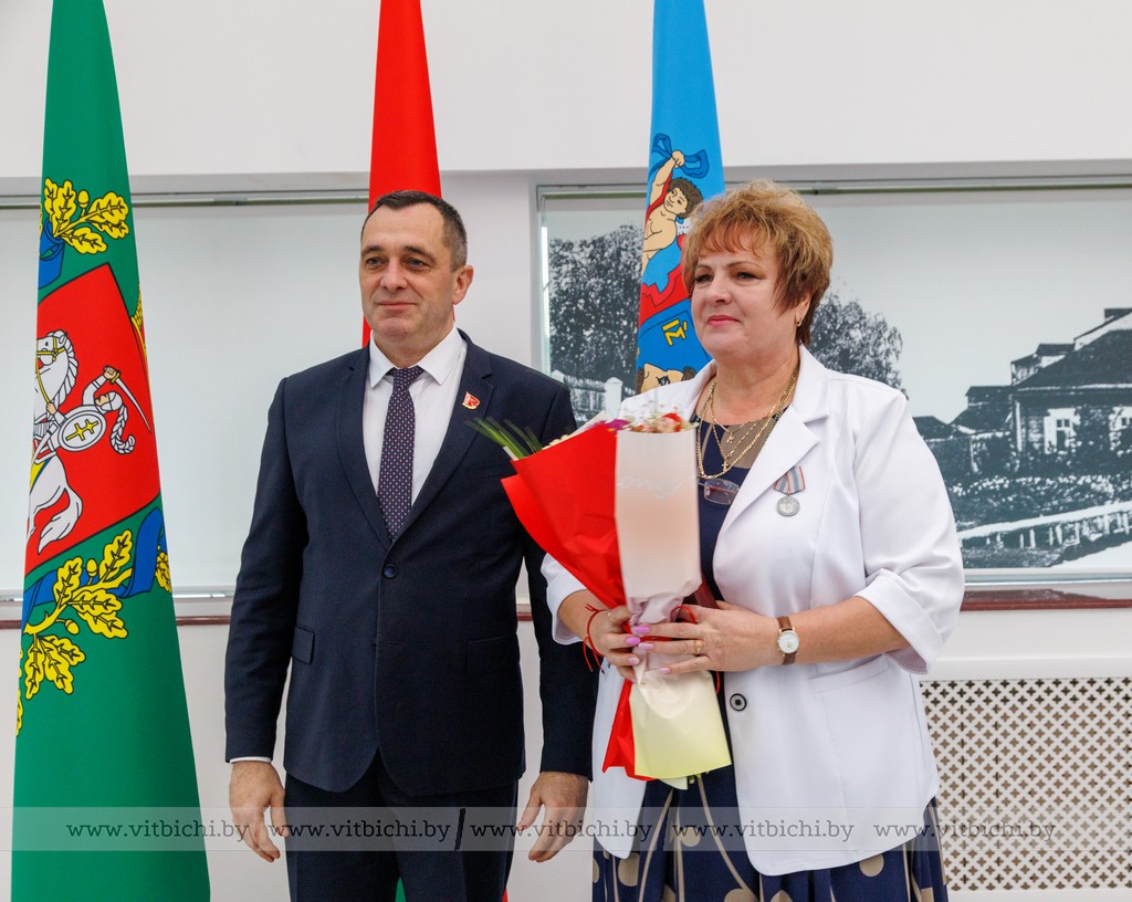 Александр Субботин и заместитель генерального директора по сельскому хозяйству Витебской бройлерной птицефабрики Надежда Грибанова.