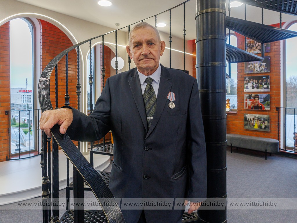 Тракторист-машинист производственного кооператива «Ольговское» Виктор Орлов.