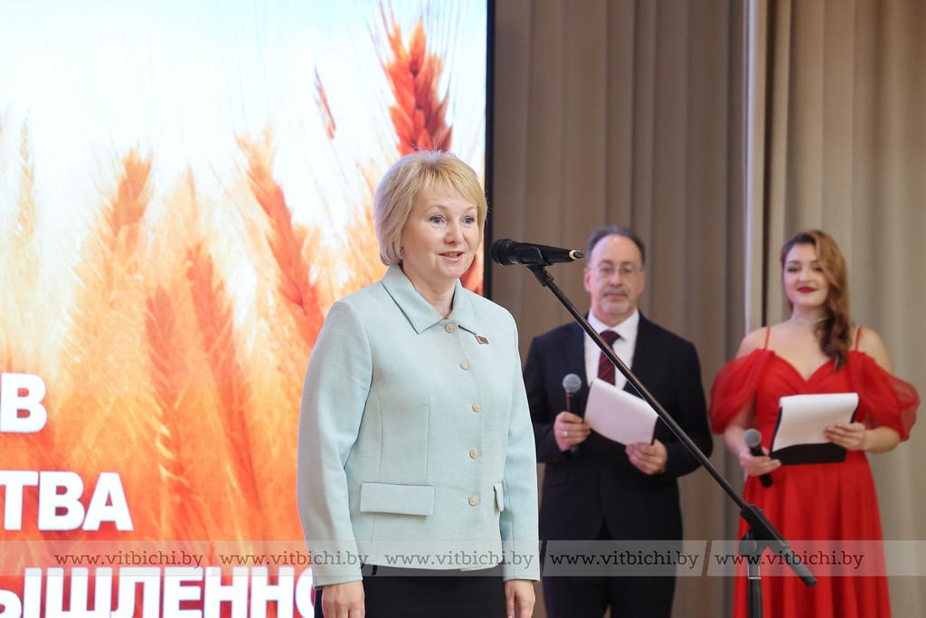 С профессиональным праздником собравшихся поздравила заместитель председателя Витебского райисполкома Жанна Черкунова.