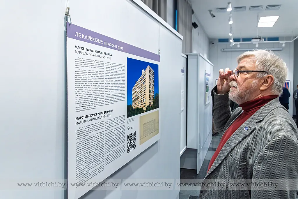 Стенды снабжены архивными планами зданий и QR-кодами для более подробного знакомства с объектами.