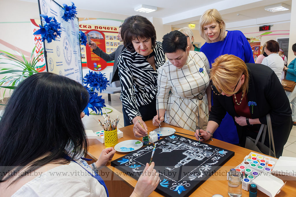 В рамках марафона «О, женщина! Ты — мир!» витебчанки начали создавать «Васильковый ковёр любви»