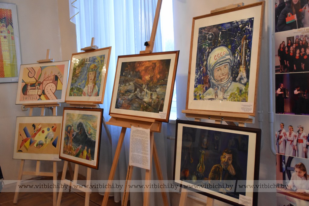 Еще до начала концерта гости могли ознакомиться с выставкой «Сотвори свое будущее», где демонстрировались творческие работы молодежи