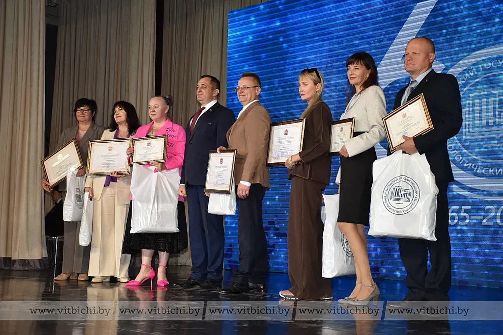 Александр Субботин вручил награды педагогическим работникам ВГТУ