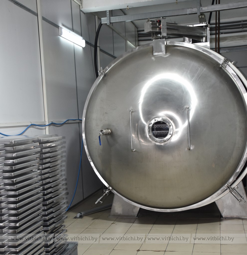 Сейчас в цехах ООО «ВИТБИОКОР» выполняют мойку оборудования. Зимой будут измельчать и фасовать высушенное сырье.