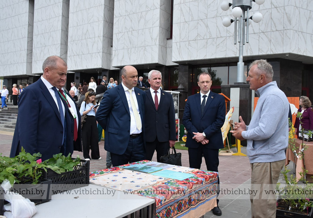 Александр Рогожник оценил экспозицию форума «АгроСтарт»