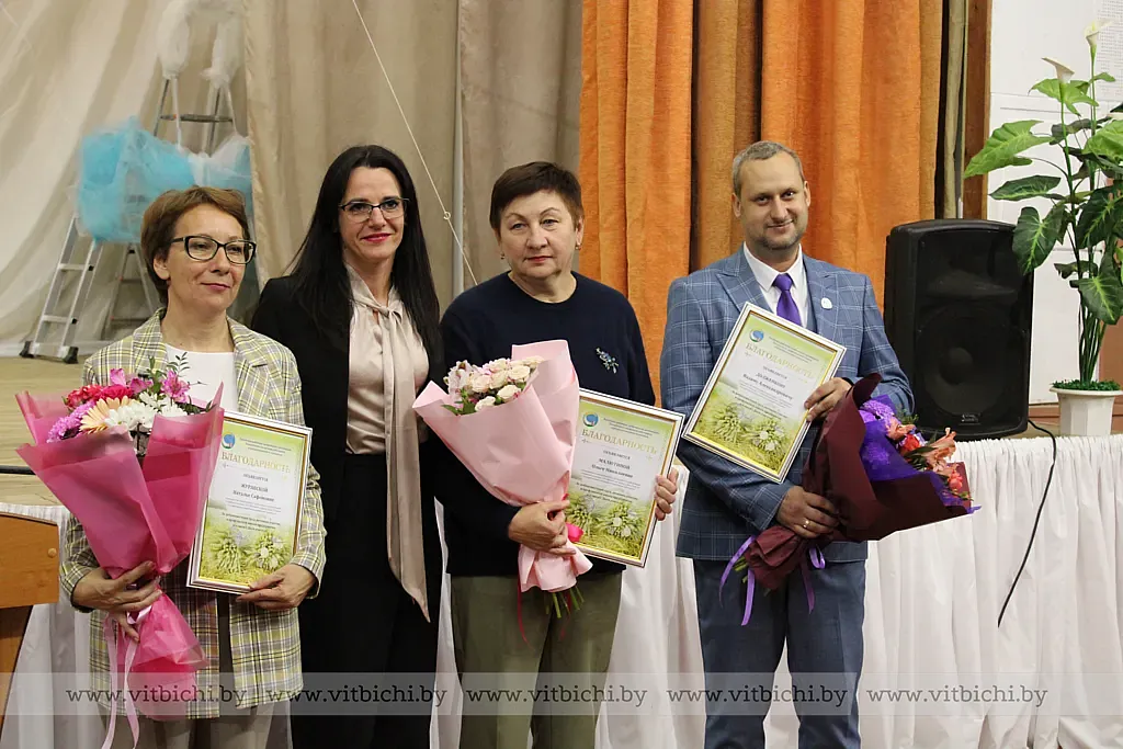 Вручение благодарностей преподавателям от Белорусского профсоюза работников