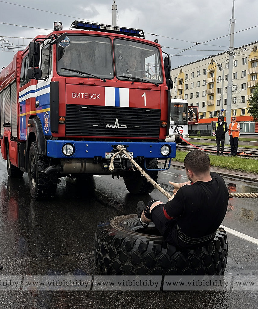В центре Витебска силачи протащили трамвай, пожарную автоцистерну и автомобиль МЧС