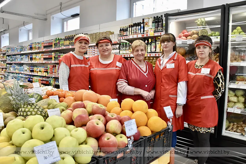 Работники нового магазина "Веста" в Витебске