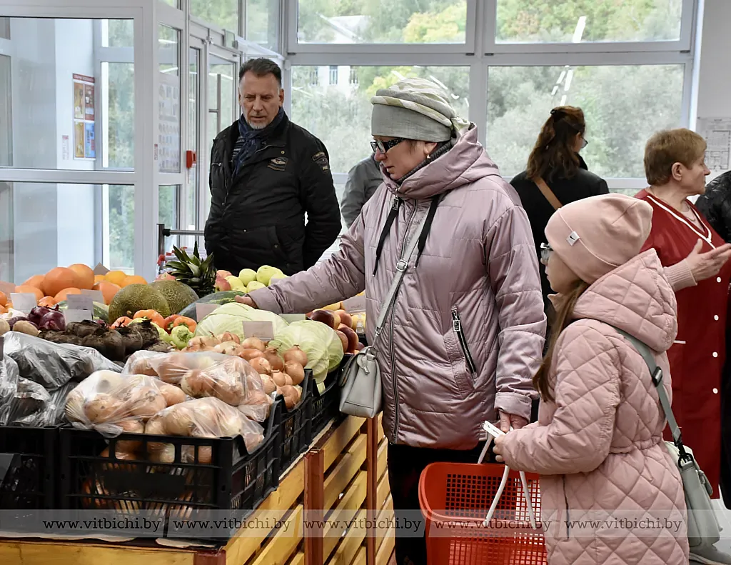 Первые покупатели в новом магазине «Веста» в Витебске