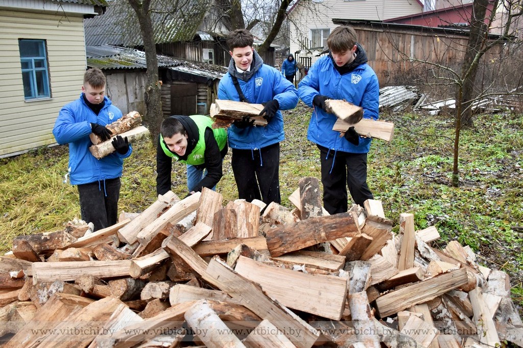 В Беларуси стартовала благотворительная акция БРСМ «Эстафета тепла»