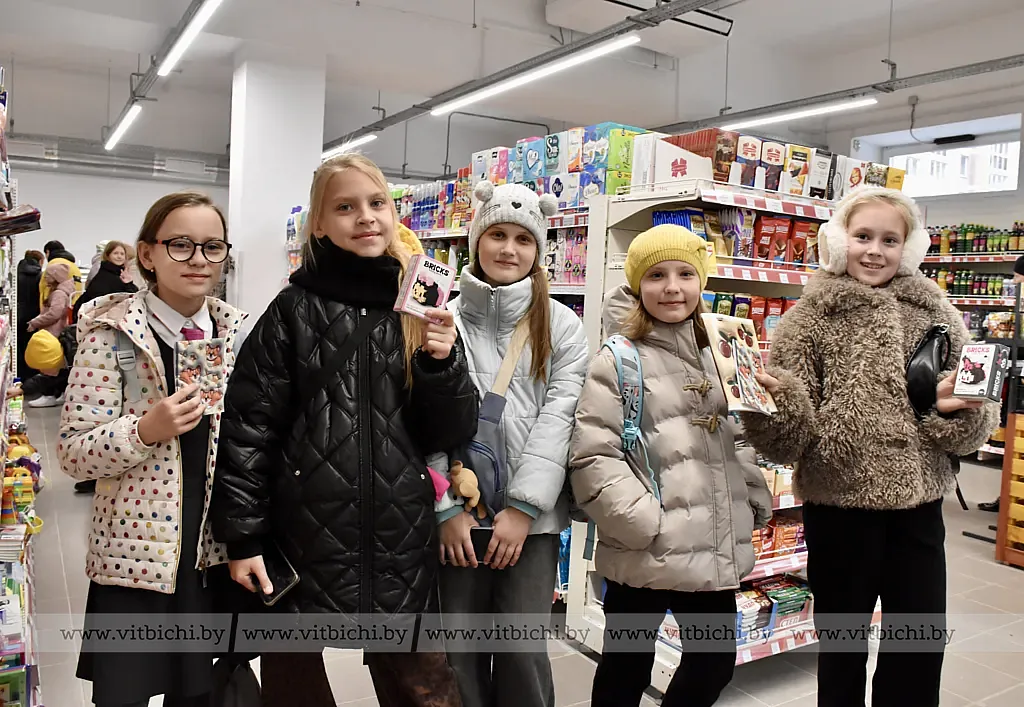 Юные покупатели магазина "Веста"