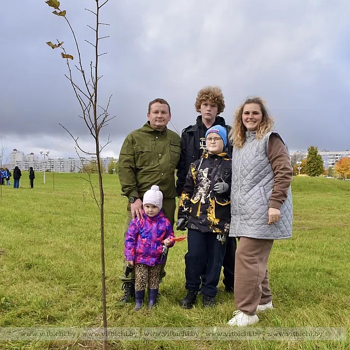 Специалист областного комитета природных ресурсов и охраны окружающей среды Максим Ложкин с семьей приняли участие в посадке деревьев в Витебске