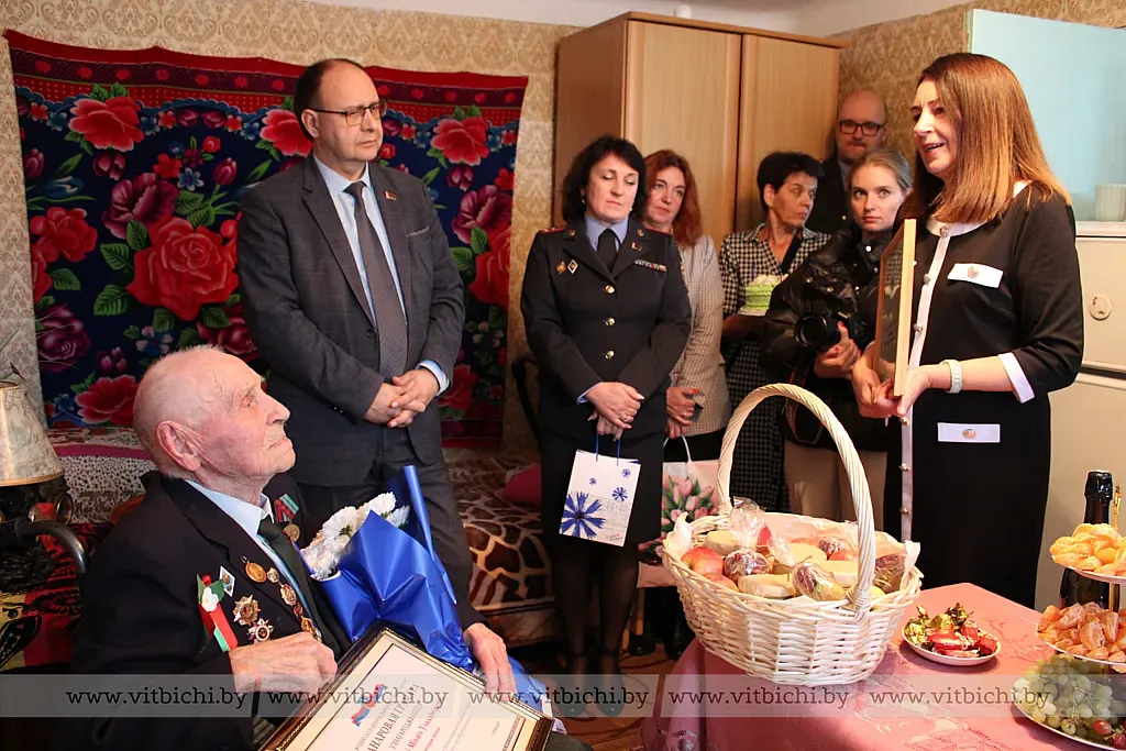 Михаила Ратомского со 100-летием поздравил председатель Витебского райисполкома Сергей Егоров Михаила Ратомского со 100-летием поздравил председатель Витебского райисполкома Сергей Егоров