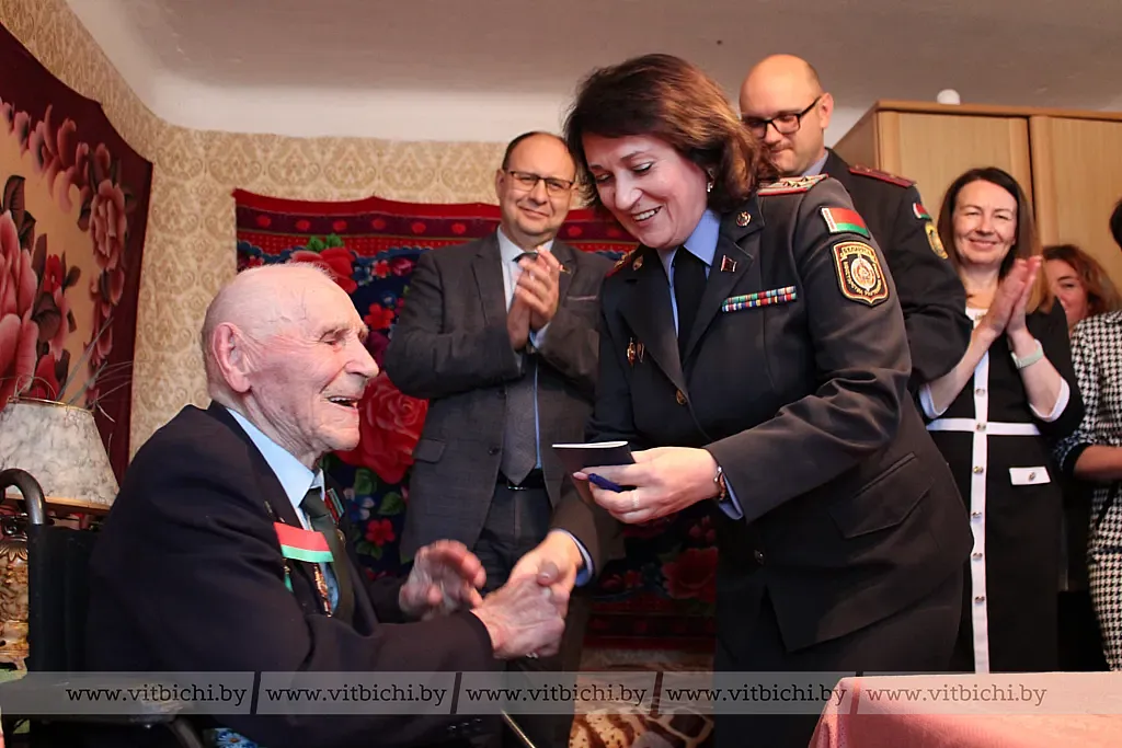 Михаил Ратомский получил новый паспорт в свой юбилей Михаил Ратомский получил новый паспорт в свой юбилей