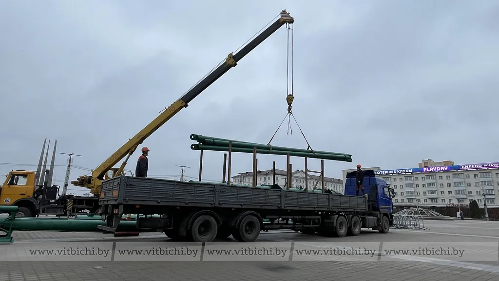 В Витебске на площади Победы начинают устанавливать елку