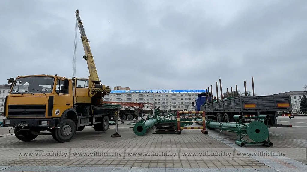 В Витебске приступили к установке главной городской елки.
