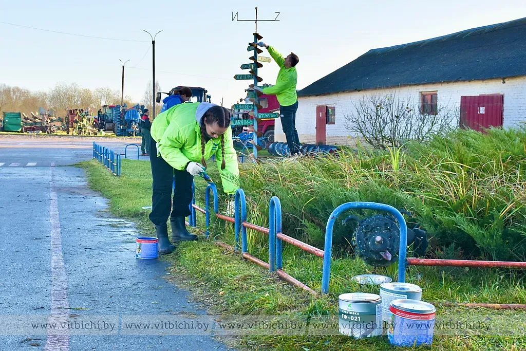 Активисты ОО «БРСМ» из Витебска продолжают помогать наводить порядок на объектах агропромышленного комплекса, расположенных в Витебском районе, выполняя соответствующие поручения Президента. Активисты ОО «БРСМ» из Витебска продолжают помогать наводить порядок на объектах агропромышленного комплекса, расположенных в Витебском районе, выполняя соответствующие поручения Президента.