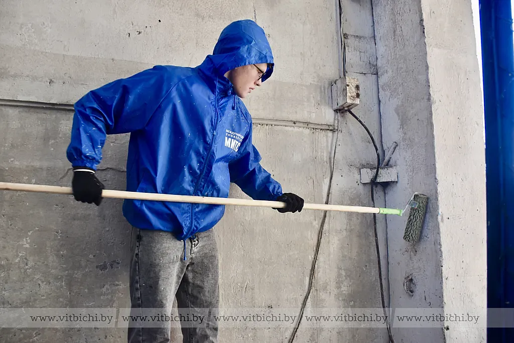 Сегодня молодежный десант из областного центра трудился на машинном дворе и в механизированных мастерских отделения «Бабиничи» производственного кооператива «Ольговское». Сегодня молодежный десант из областного центра трудился на машинном дворе и в механизированных мастерских отделения «Бабиничи» производственного кооператива «Ольговское».