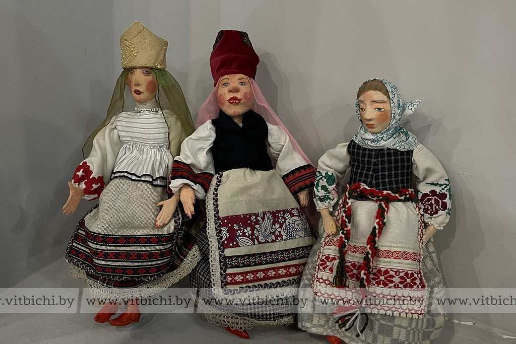 В Витебске открылась выставка Галины Хоняк «ШАГАЛи по городу люди...»