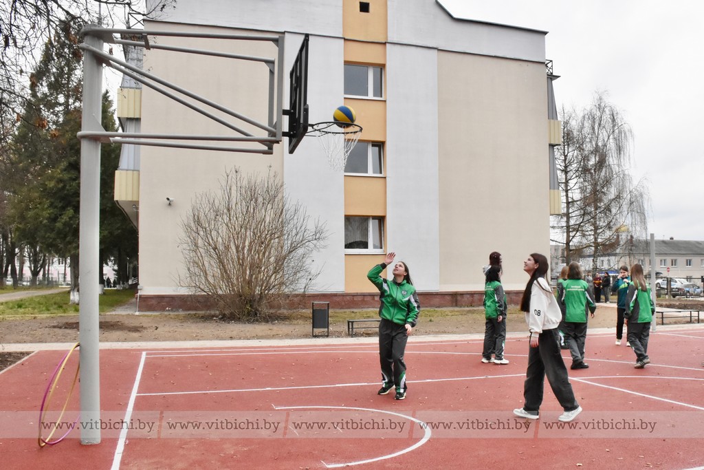 Здесь появилась спортивная площадка с современным покрытием для занятий волейболом, баскетболом, теннисом, зона отдыха для молодежи, а также удобная автомобильная стоянка.