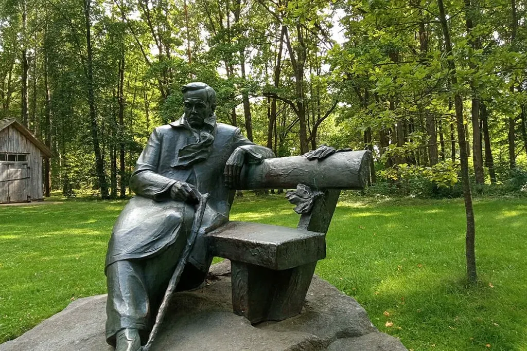 Помнік Янку Купалу ва ўрочышчы Ляўкі Аршанскага раёна.