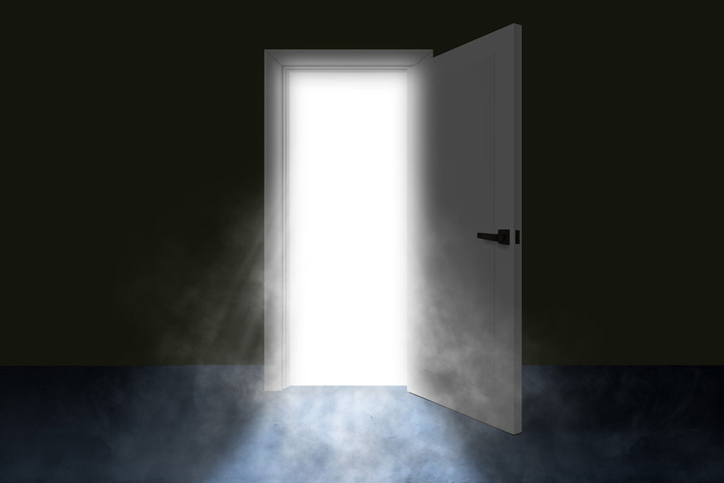 В Витебске из-за незакрытой двери подъезда дал течь новый радиатор