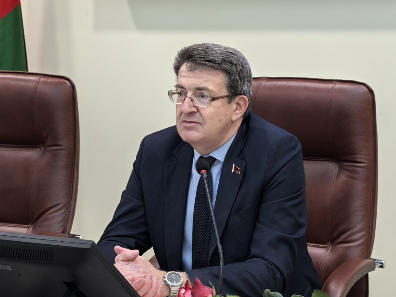 Председатель областной организации отраслевого профсоюза Владимир Плыткевич лично вручил профсоюзные билеты и сертификаты стипендиатам. 