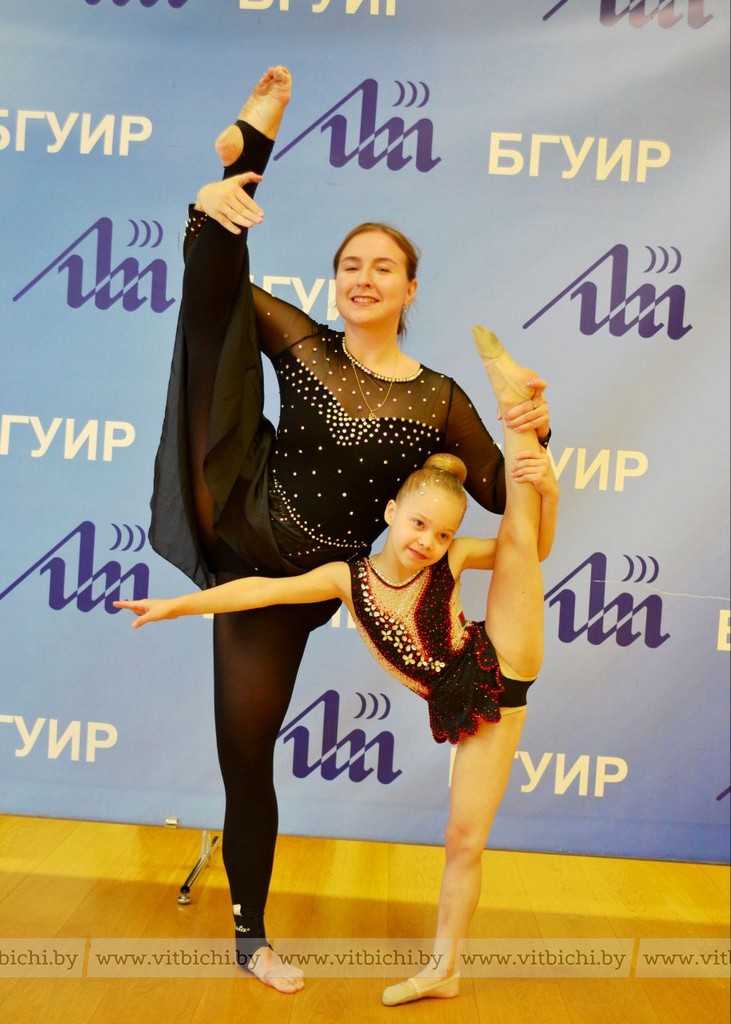 Тренер-преподаватель Новополоцкой СДЮШОР № 1 им. В. Шершукова Екатерина Сергеева и ее юная ученица-гимнастка