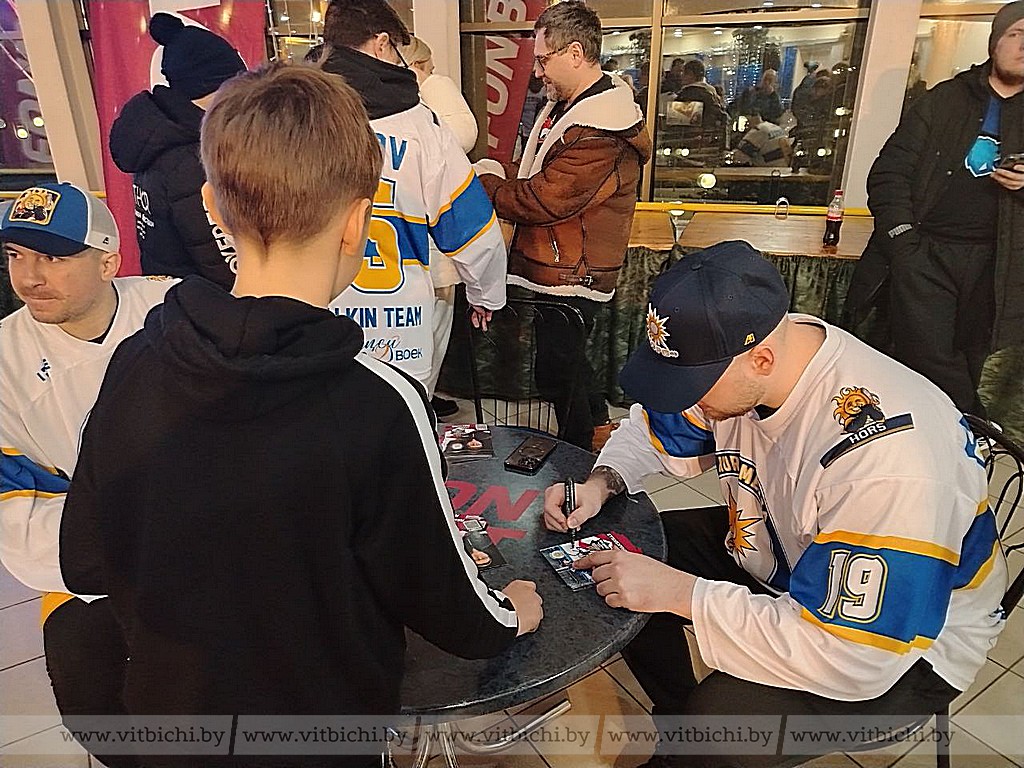 В Витебске проходит благотворительный вечер и товарищеский матч по хоккею