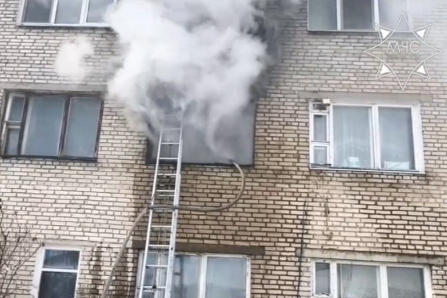 В Поставах спасатели эвакуировали 12 человек из горящего общежития