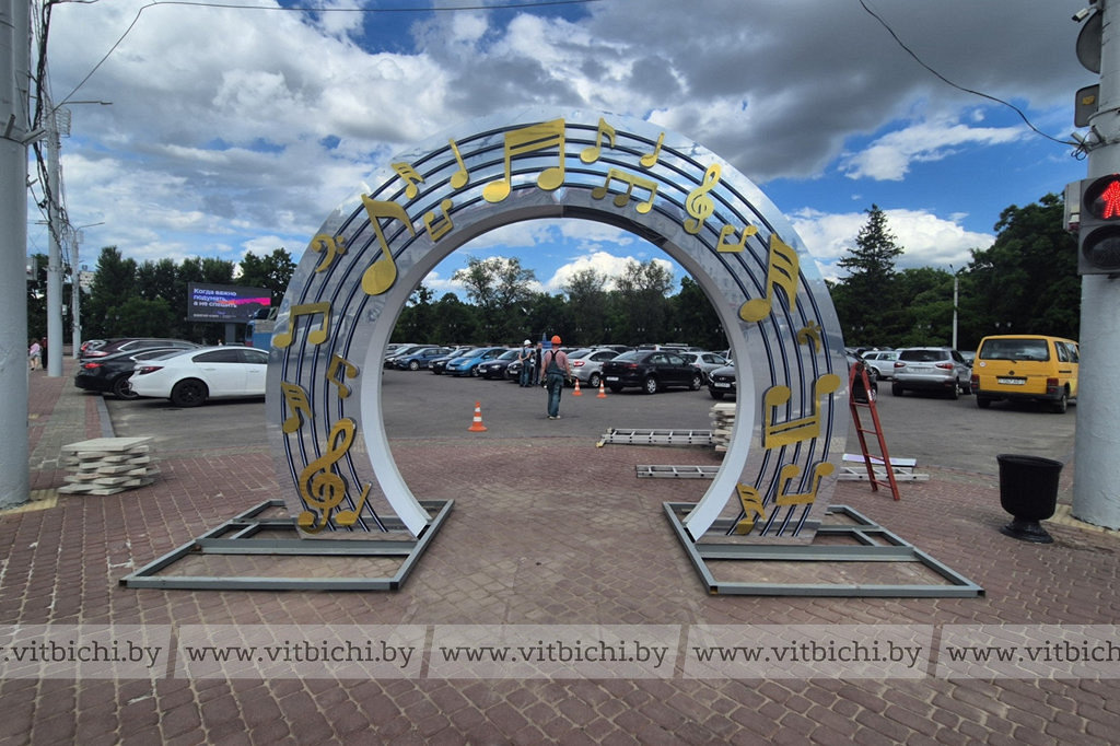 На площади Свободы в Витебске установили новую «музыкальную» арку