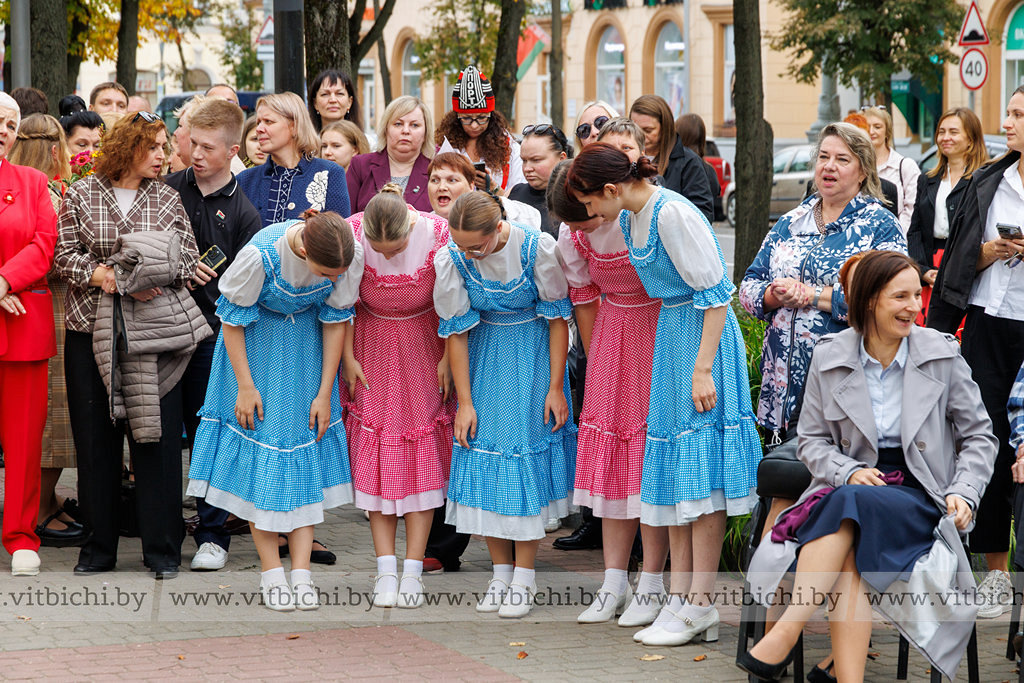 «Как здорово, что все мы здесь сегодня собрались»: в сквере имени Кирова в Витебске звучали песни советской эпохи