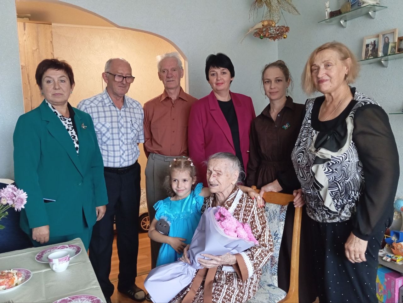 В Октябрьском районе Витебска поздравили Елизавету Мельникову со 100-летием
