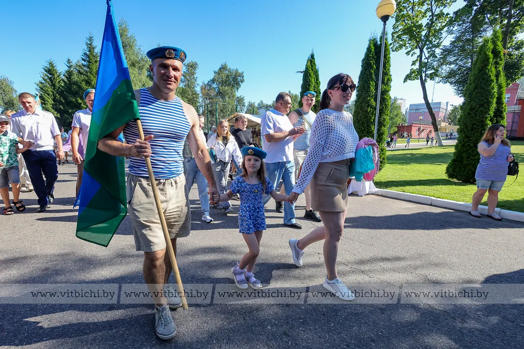  День десантников и сил специальных операций в 103-ю Витебскую отдельную гвардейскую воздушно-десантную бригаду посмотреть на показательные выступления своих защитников пришли семьи военнослужащих и горожане