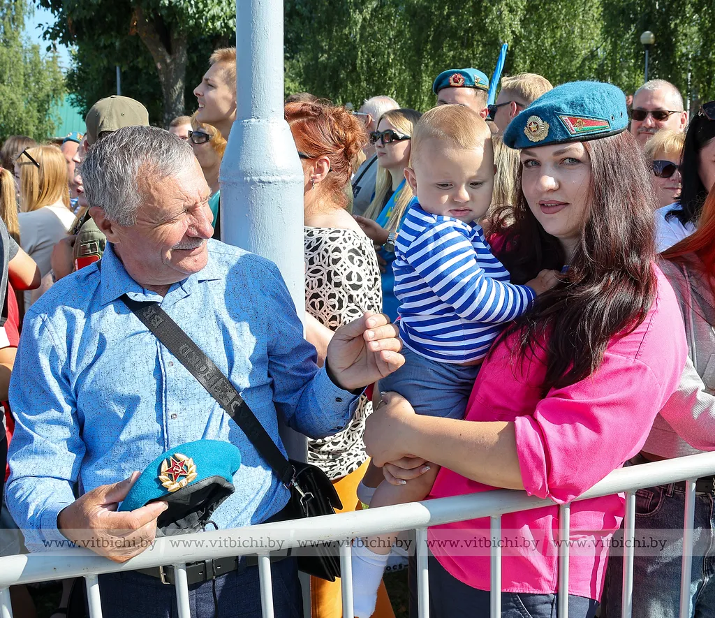  День десантников и сил специальных операций в 103-ю Витебскую отдельную гвардейскую воздушно-десантную бригаду посмотреть на показательные выступления своих защитников пришли семьи военнослужащих и горожане
