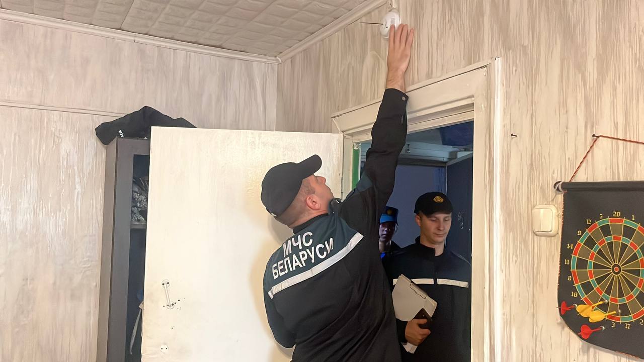 спасатели посетили общежитие работник МЧС