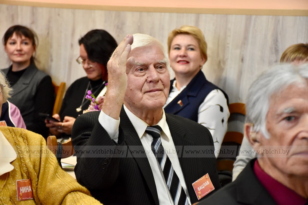 пожилые люди на уроке