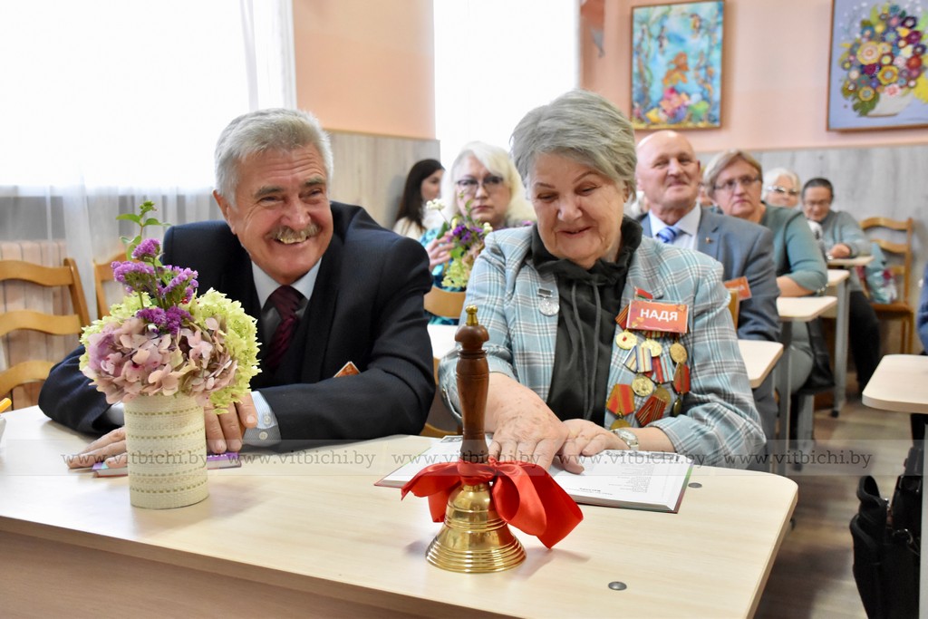 пожилые люди на уроке