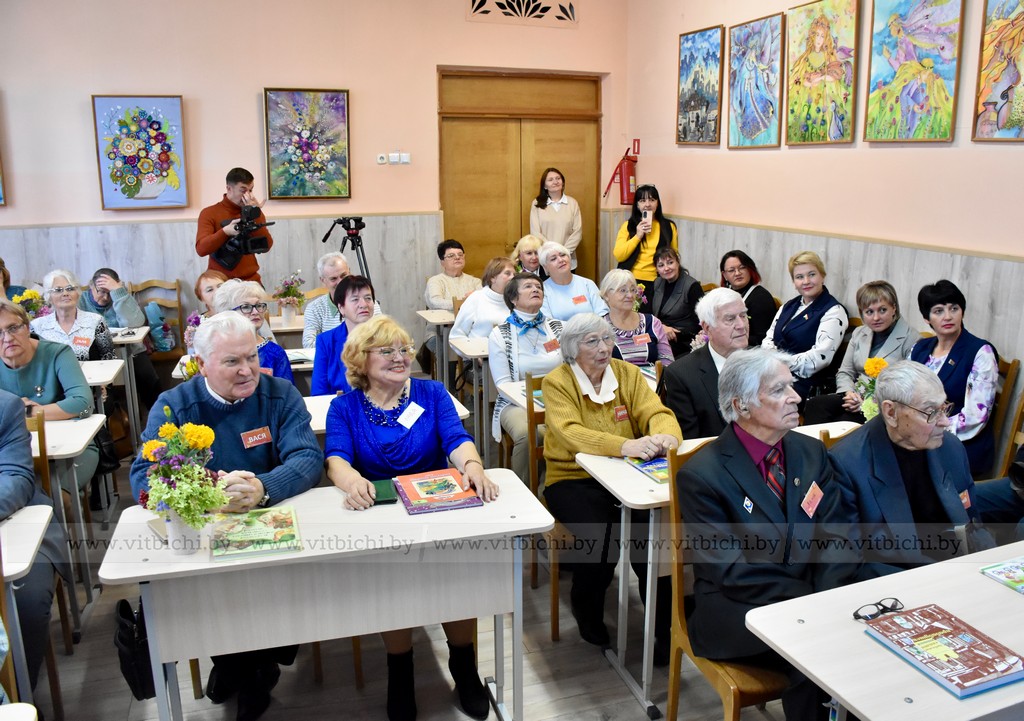 пожилые люди на уроке