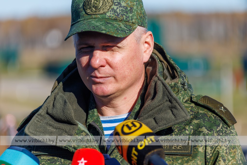 белый