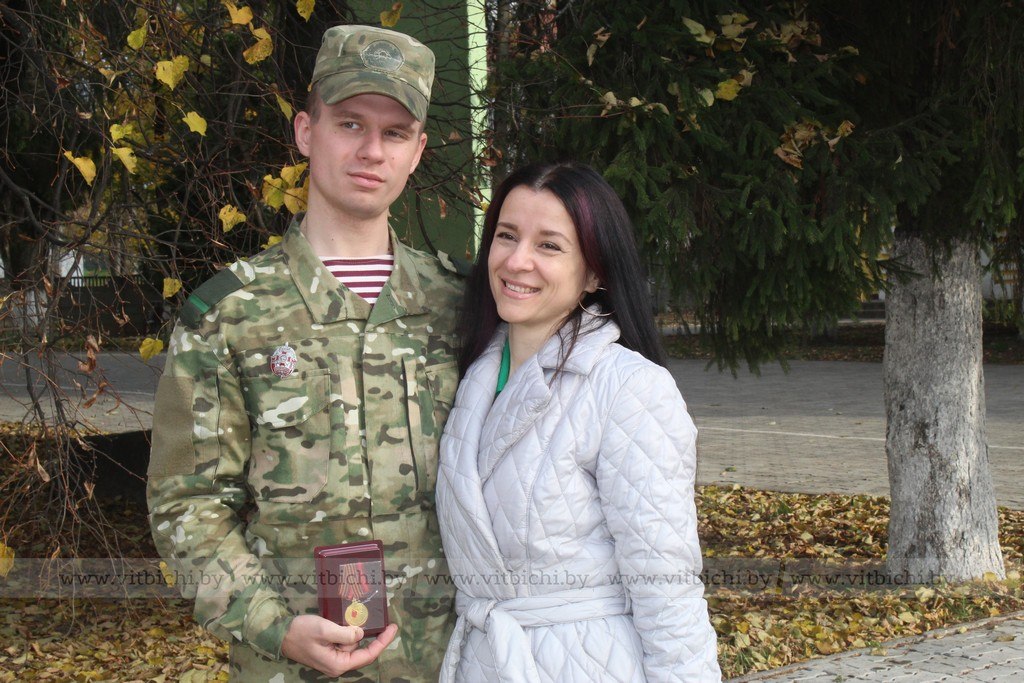 В Витебске торжественно проводили в запас военнослужащих войсковой части 5524 бабенок