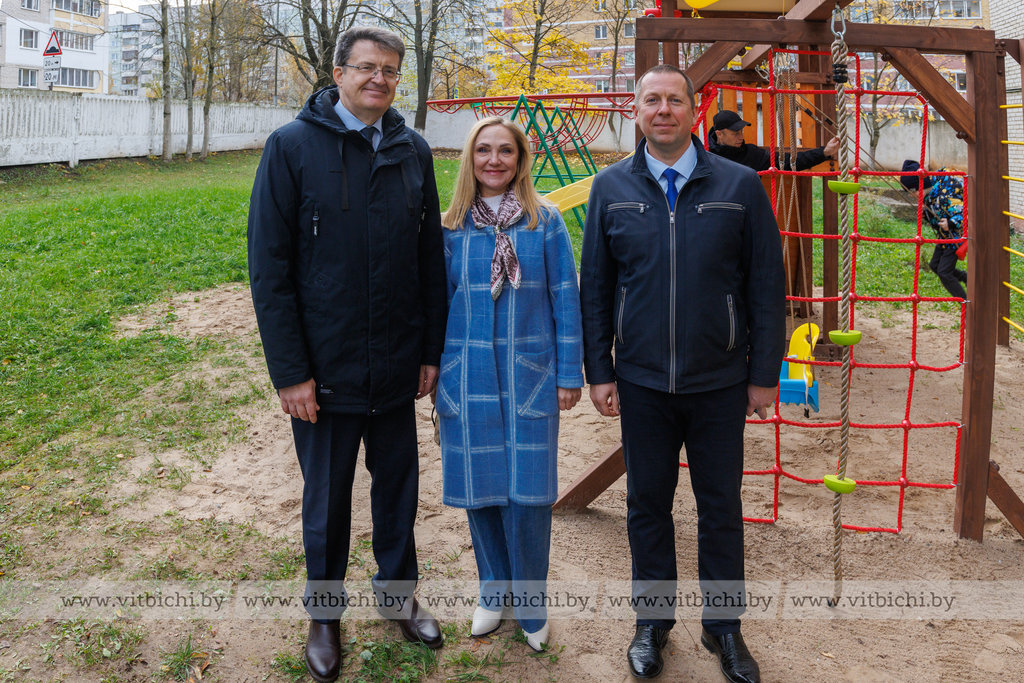 Председатель обкома отраслевого профсоюза Владимир Плыткевич, предсдеатель первичной профсоюзной организации Витебской областной больницы Оксана Горолева, главный врач Витебской областной больницы Евгений Матусевич