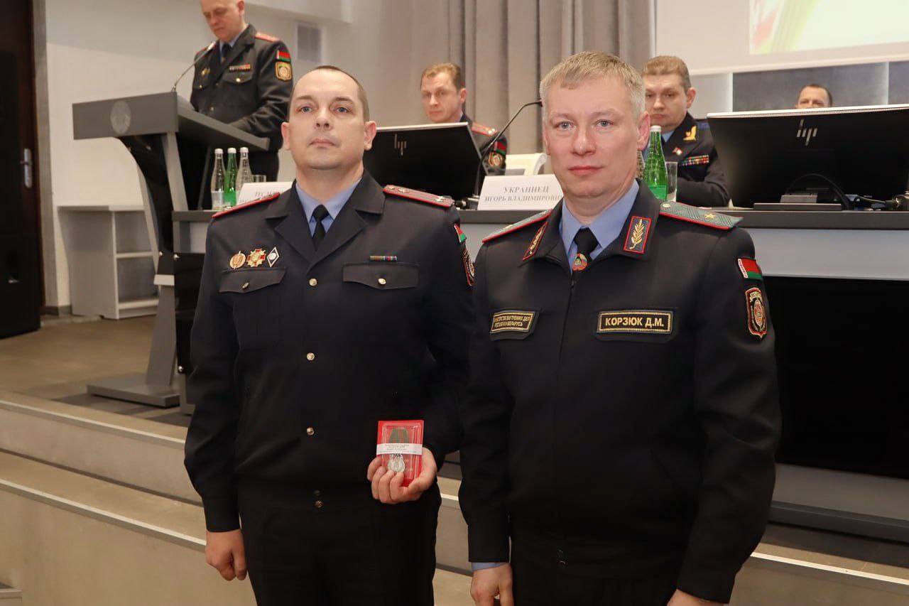 правоохранительная деятельность. полицейский с телефоном. полицейский россии. экономическая полиция. безопасность сотрудников правоохранительных органов.