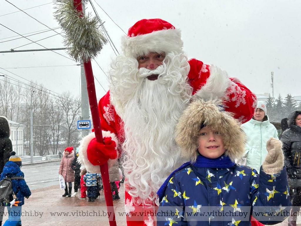 Шелковый узелок из Китая, поздравления на арабском и плюшевый дракон ...
